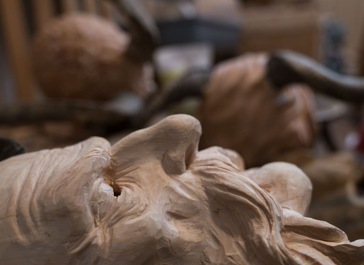 Detailaufnahme einer Holzmaske aus dem Atelier Astei im Atelier Garni Astei Großarl