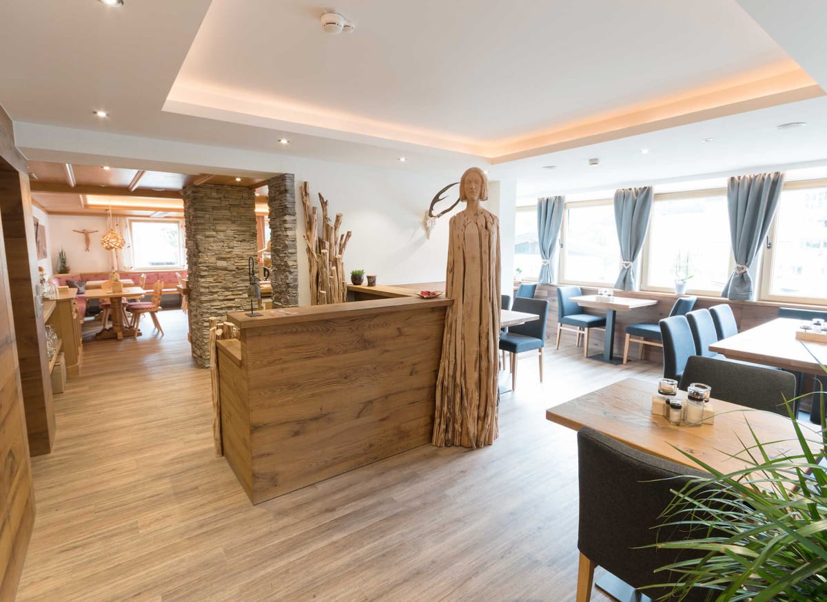 Einladende Rezeption und Lounge im Atelier Garni Astei Großarl mit rustikalem Charme