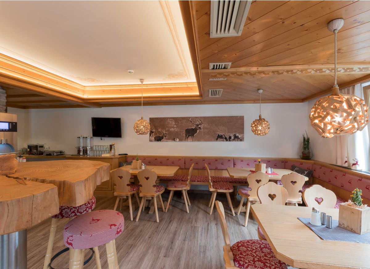 Gemütlicher Frühstücksraum im Atelier Garni Astei Großarl mit Buffet und regionalen Produkten