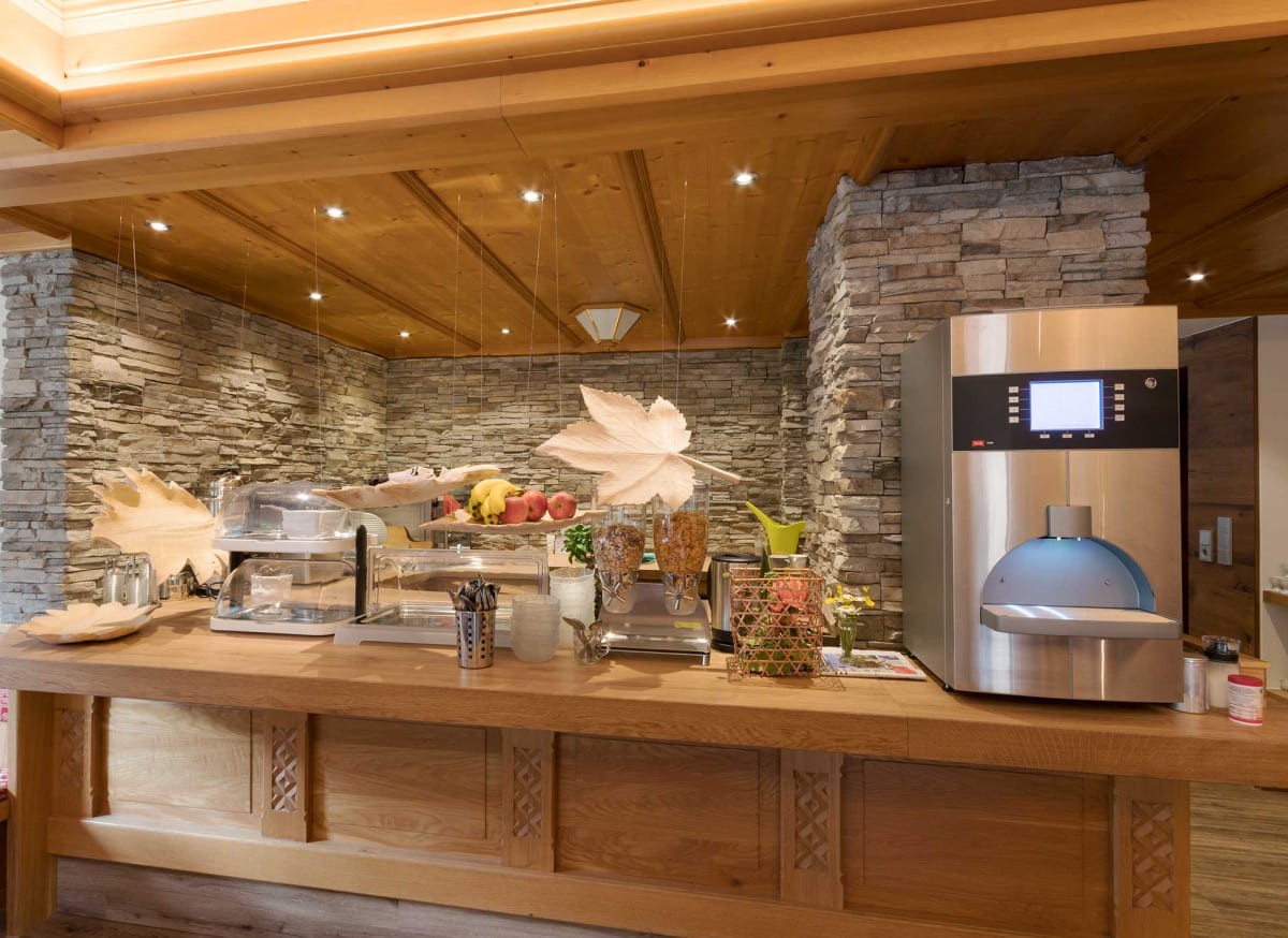 Frühstücksraum im Atelier Garni Astei Großarl mit reichhaltigem Buffet und regionalen Produkten