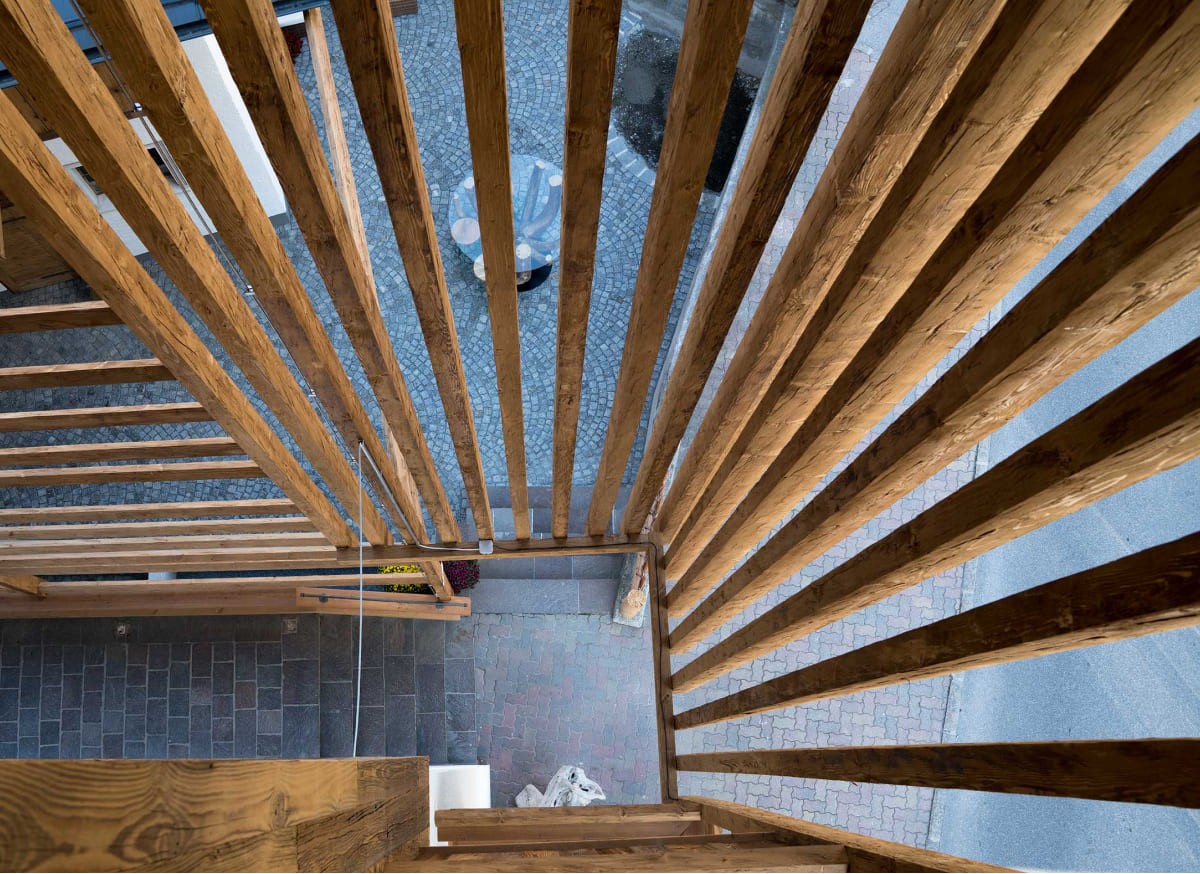 Architekturdetail mit Holzbalken im Atelier Garni Astei Großarl
