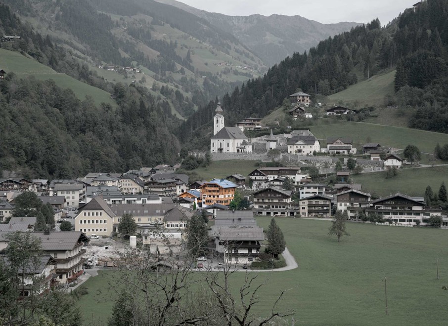 Blick auf das Ortszentrum von Großarl mit der Kirche und dem Atelier Garni Astei in zentraler Lage