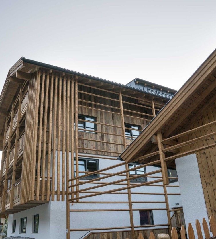 Außenansicht des Atelier Garni Astei Großarl mit moderner Holzfassade