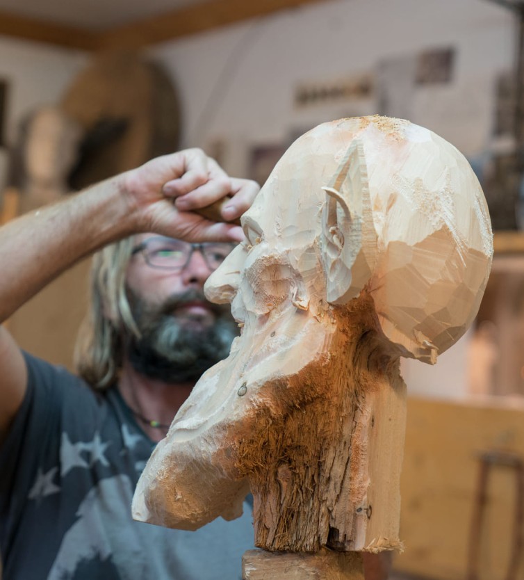 Rupert Kreuzer beim Schnitzen einer Holzskulptur im Atelier Astei in Großarl