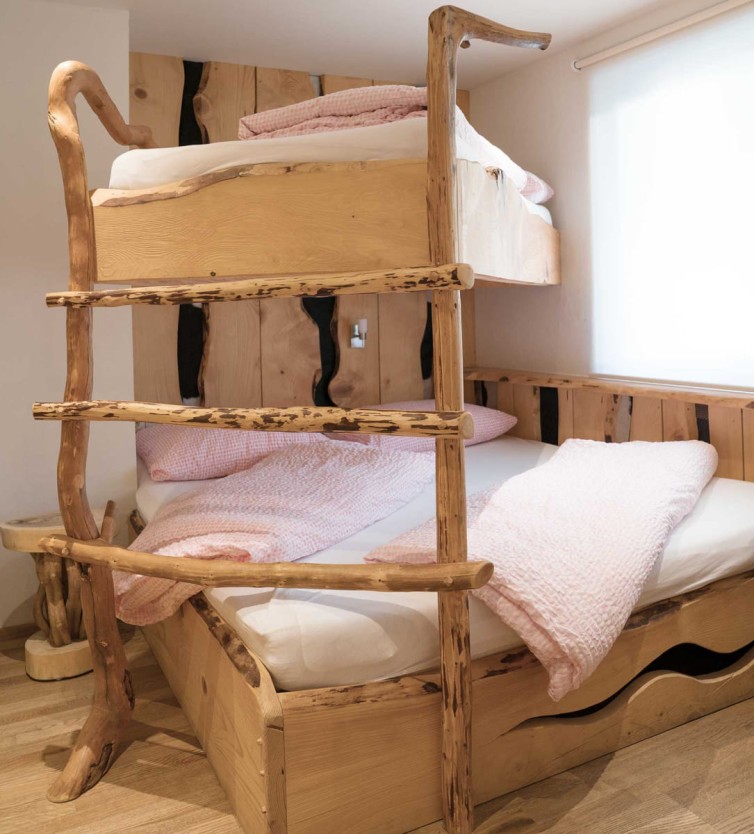 Familienzimmer im Atelier Garni Astei Großarl mit Stockbett aus Naturholz