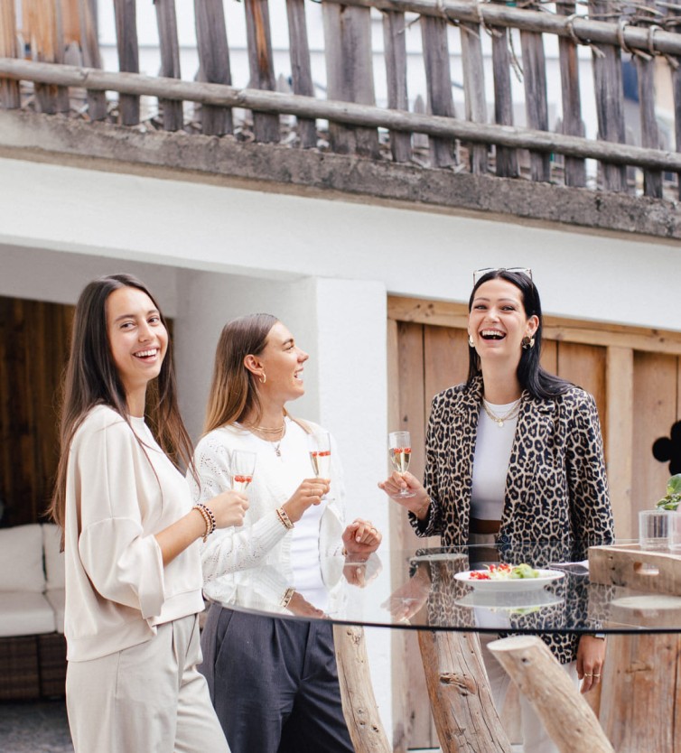 Freunde haben Spa&szlig; im Sommerurlaub in Gro&szlig;arl im Atelier Garni Astei.