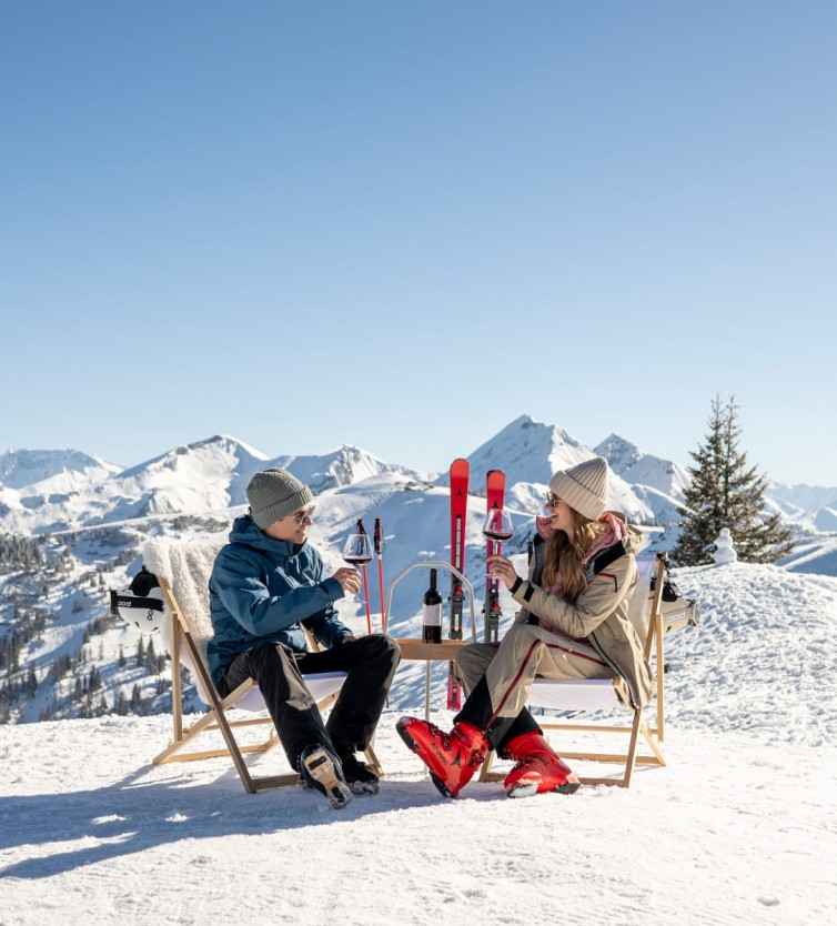 Paar genie&szlig;t die Sonne in der Weingenusswoche in Gro&szlig;arl im Urlaub im Atelier Garni Astei. &copy; TVB Gro&szlig;arltalLorenz Masser