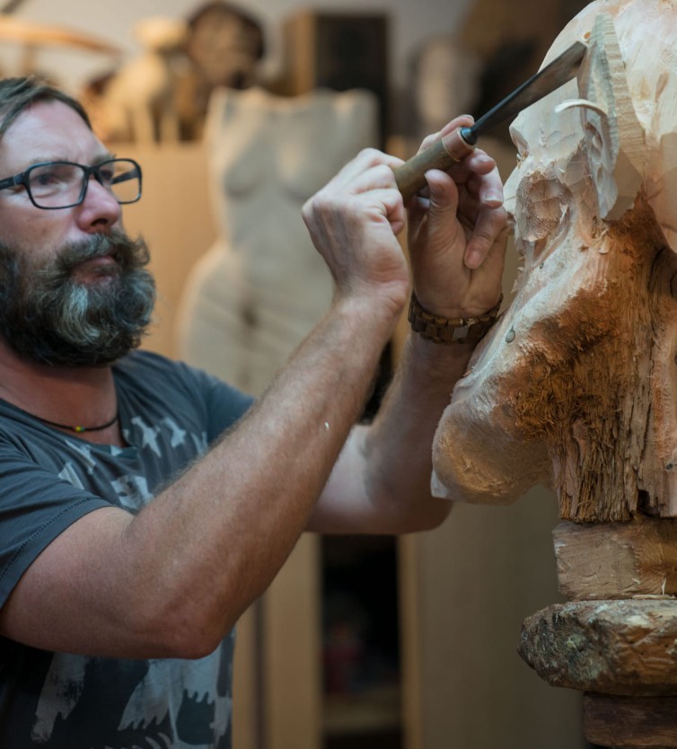 Rupert Kreuzer beim Schnitzen einer Holzskulptur im Atelier Astei in Großarl