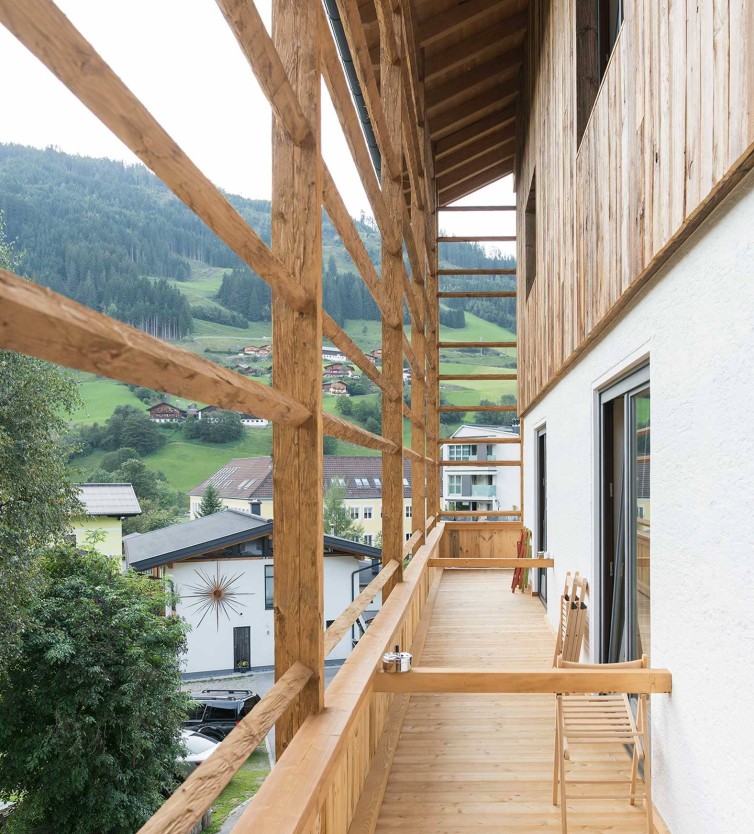 Au&szlig;enbereich mit Holzfassade im Atelier Garni Astei Gro&szlig;arl.