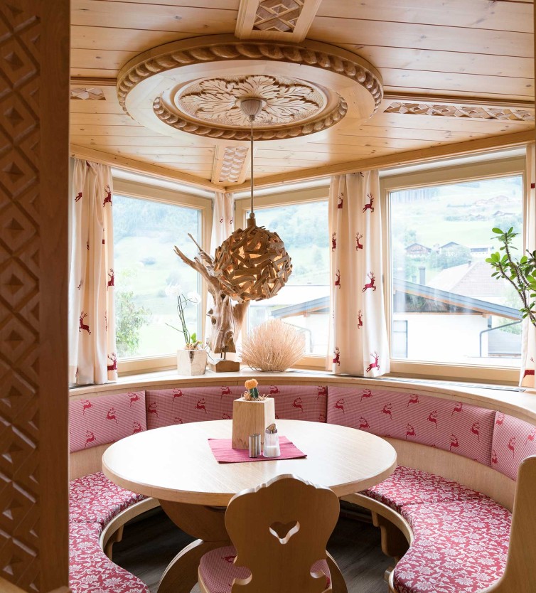 Tisch mit gro&szlig;en Fenstern im Speisesaal vom B&B Astei in Gro&szlig;arl.
