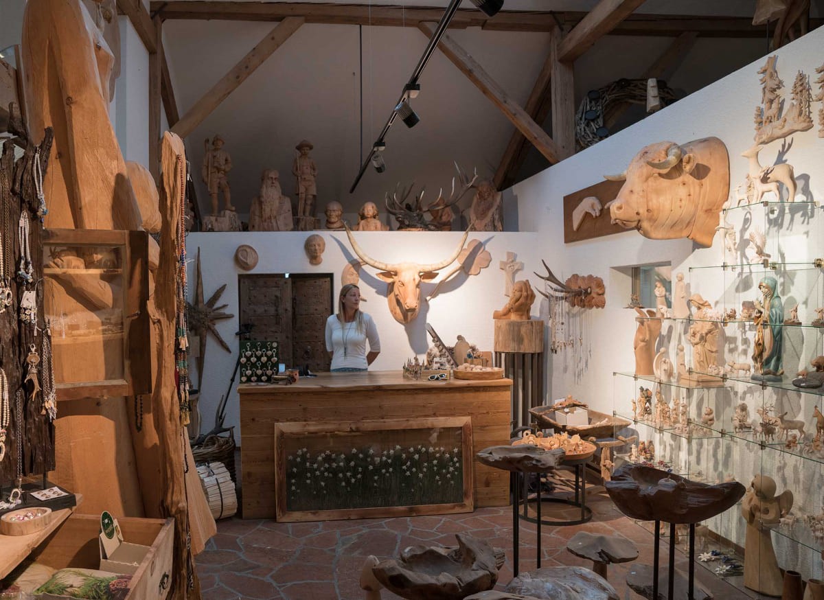 Atelier Astei mit Holzschnitzkunst von Rupert Kreuzer.