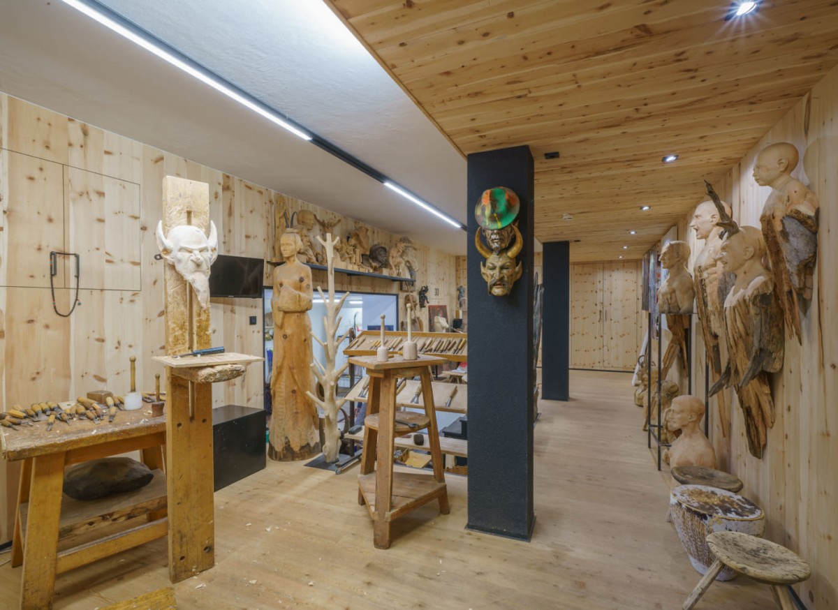 Ausstellungsraum der Kunst von Rupert Kreuzer im Atelier Garni Astei, Urlaub im Gro&szlig;arltal.