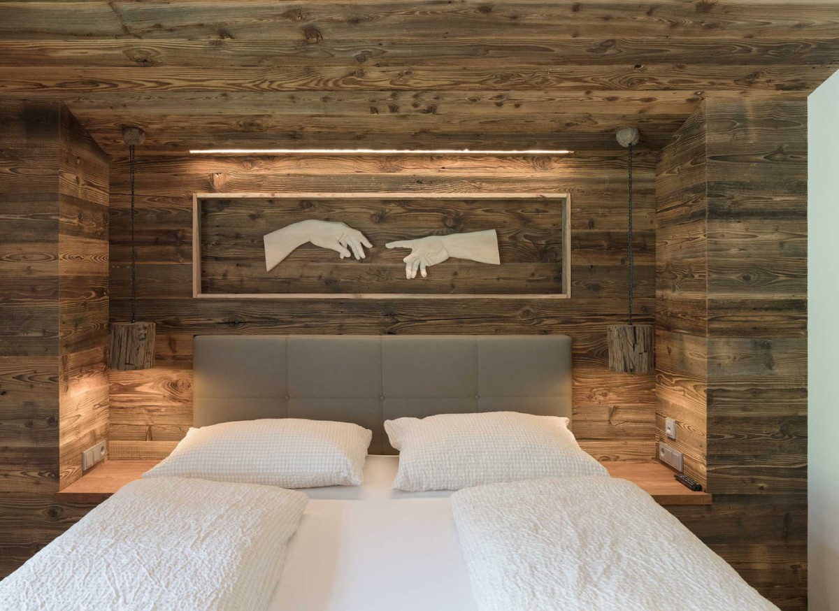 Doppelbett mit Holzr&uuml;ckwand im Bed and Breakfast Atelier Garni Astei.
