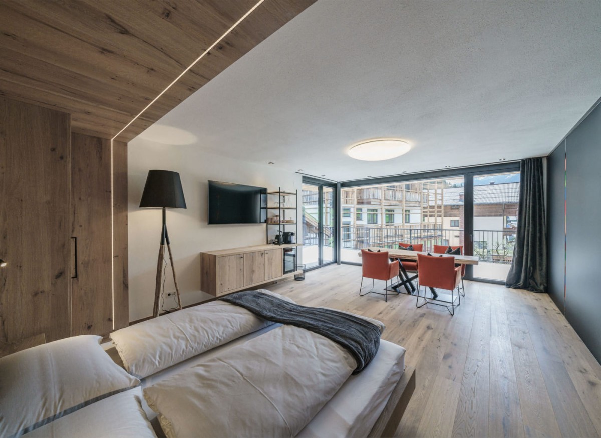Schlafbereich im Atelier Garni Astei, modernes Zimmer mit gro&szlig;en Fenstern in Gro&szlig;arl.