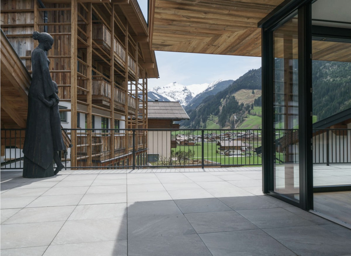 Moderne Terrasse mit Statue von Rupert Kreuzer, Urlaub im Gro&szlig;arltal.