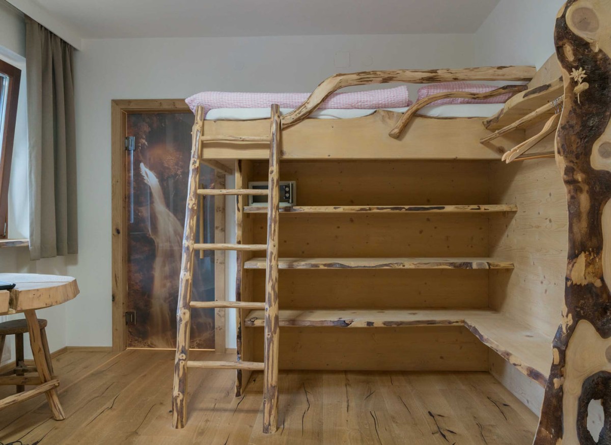 Kunstvolles Stockbett aus Holz im Bed and Breakfast Astei in Gro&szlig;arl.